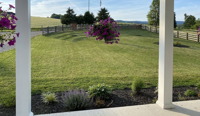 Beautiful cozy new farmhouse 10 minutes to VT