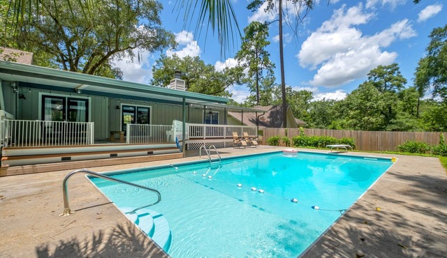 Beautiful Cozy Pool Oasis, 3/2 Heated Pool Home, Fenced, Pet Friendly, King Bed