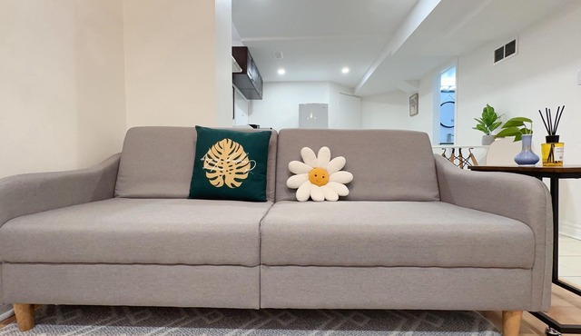 Beautiful Cozy Private Entry Basement Apartment