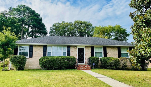 Beautiful, cozy ranch home! Private backyard!