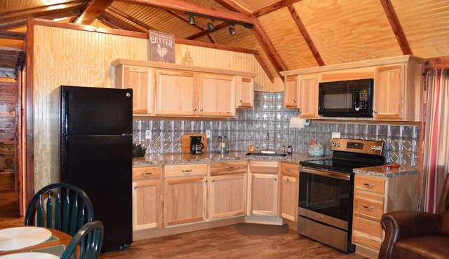 Beautiful cozy rustic cedar cabin located close to Rocky Top Winery.