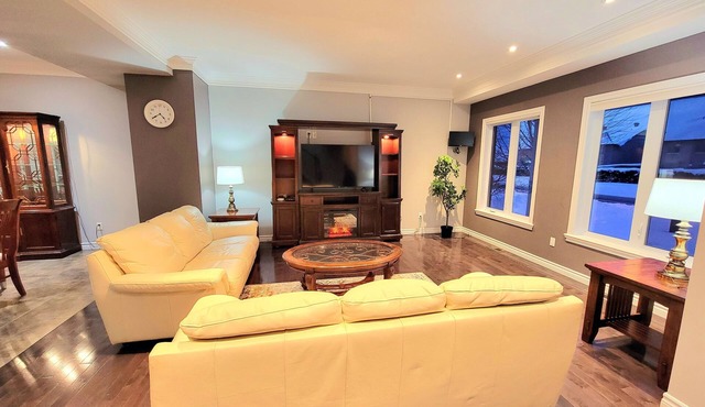 Beautiful cozy single House in Rockland ,ONTARIO which is 35 min from Ottawa.