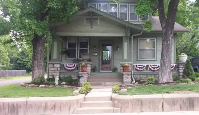 Beautiful Craftsman home near C-Street for you and your pets!
