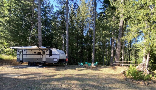 Beautiful Creek Side Campsite on a Small Farm w/ 30ft Travel Trailer - Sleeps 8!