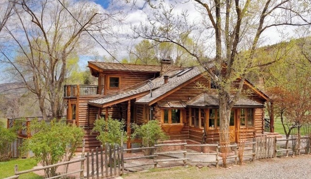 Beautiful creek side log home, lots of open space but only minutes to town.