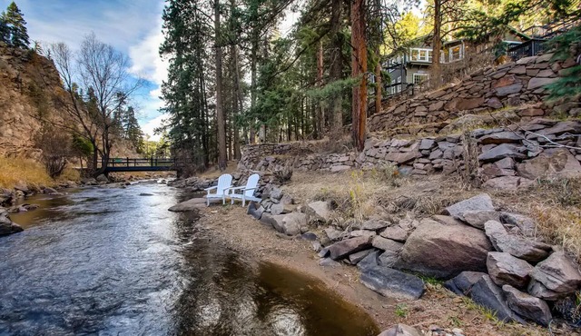 Beautiful Creekside Cabin, Pet-Free, Red Rocks, King Bed, 6 guests max, LICENSED
