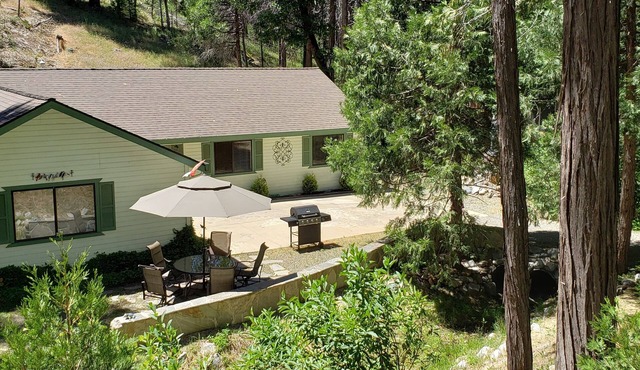 Beautiful Creekside Home in Mariposa Pines Close to Yosemite. No cleaning fee.