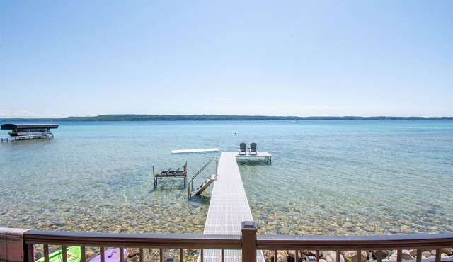 Beautiful Crystal Lake Waterfront, Central AC, Dock, Kayaks, Paddleboards