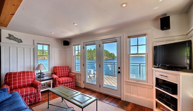 Beautiful Custom Built Muskoka Boathouse!