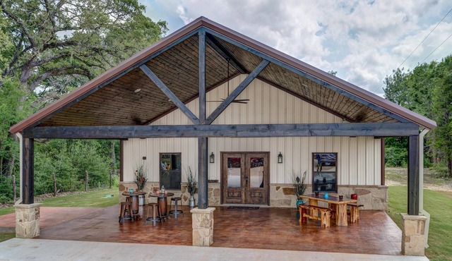 Beautiful custom barndominium perfect for Aggie game day, events and getaways!