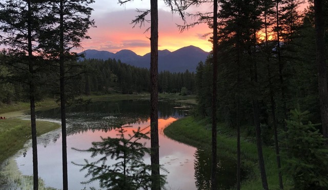 Beautiful, custom-built chalet central to all major attractions in the valley!