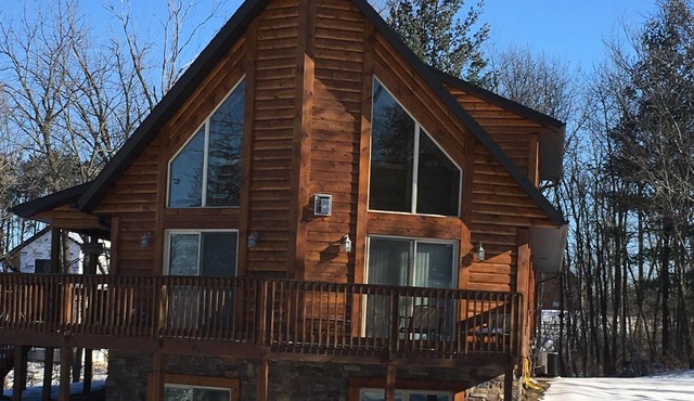Beautiful Custom Designed Log Home- Perfect Getaway For Your Family