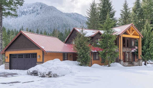 Beautiful custom home, hot tub, secluded, pet friendly, fireplace, ping pong