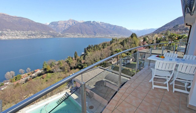 Beautiful duplex apartment with stunning views of the lake