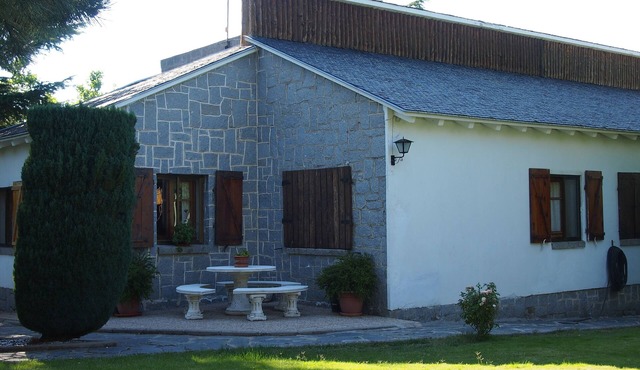 Beautiful detached country house with garden and swimming pool between Segovia and Madrid.