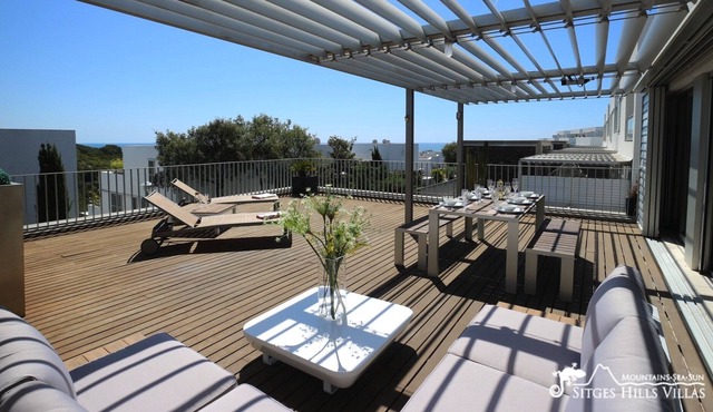 Beautiful designer apt, close to sea, full A/C & pool