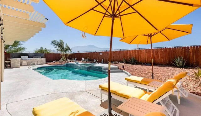 Beautiful Desert Retreat- Scenic Mountain Views & Sunsets! Salt Water Pool & spa