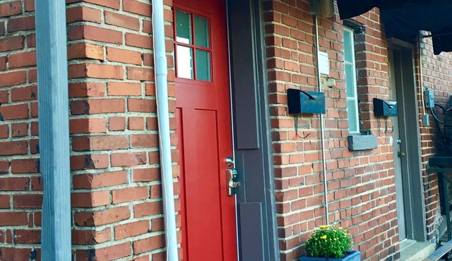 Beautiful Decorated Apartment located in the heart of Downtown Bardstown, KY