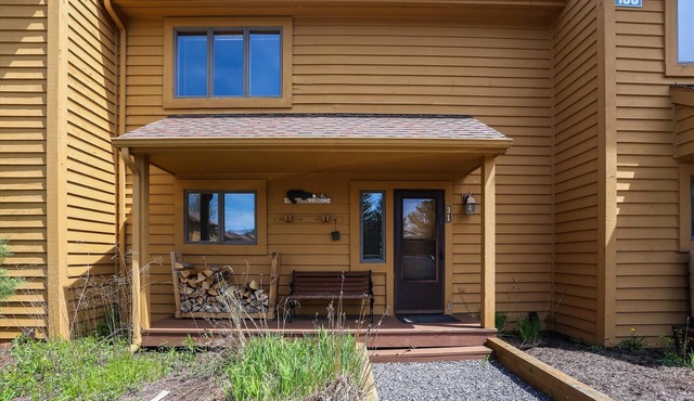 Beautiful Deerfield condo has it all. Welcome Dutch Ridge!