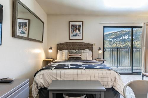 Beautiful Deluxe Studio w/Lake View #245 at Donner Lake Village