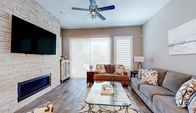 Beautiful desert home near trailheads with yard, grill, and mtn views - dogs ok