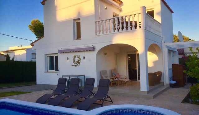Beautiful detached villa in private secure grounds with swimming pool