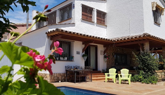 Beautiful detached villa, 4 bedrooms with private pool.