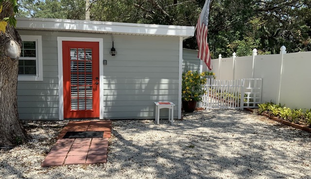 Beautiful Detached Remodeled Cottage Studio/Downtown Palm Harbor.NON FLOOD Zone