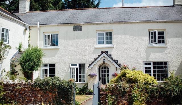 Beautiful Devon farmhouse in an idyllic rural setting for large & small groups.