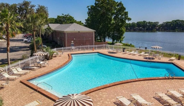 Beautiful Direct Fish & Ski Lakefront Town home In N. Orlando with Pool & WiFi