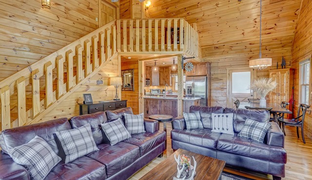 Beautiful dog-friendly, mountainside cabin w/private hot tub, and pool table
