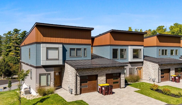 Beautiful dog-friendly home with balcony and gas fireplace - near beach