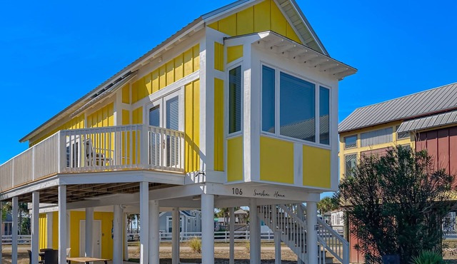 Beautiful, dog-friendly cottage with deck & patio - stroll to Carrabelle Beach
