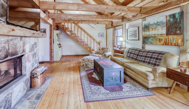 Beautiful Dog-Friendly 3-Story Home w/Gas Fireplace, Fast WiFi, Deck, Gas Grill