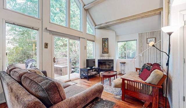 Beautiful Dog-Friendly Home on the Lake - Great Views & Private Dock
