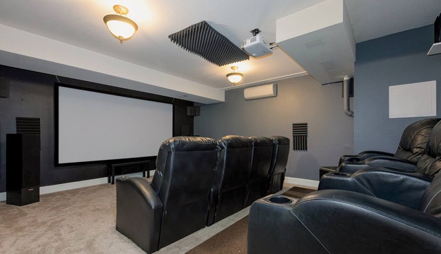 Beautiful Downstairs with Theater in Heart of Premiere Oregon Wine Country