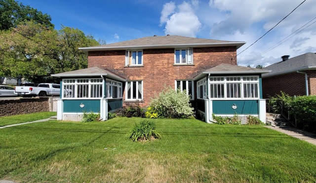 Beautiful Downtown 3 Bedroom Century Home -A