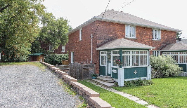 Beautiful Downtown 3 bedroom Century Home -B