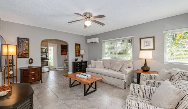 Beautiful downtown Melbourne Beach renovated apartment one block from the beach!