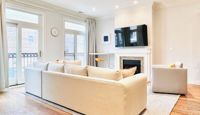 Beautiful Downtown 3BR with Free Parking