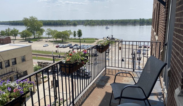 Beautiful Downtown Condo over looking the River