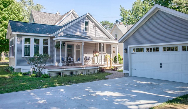 Beautiful Downtown Holland Home next to Kollen Park and Lake Macatawa