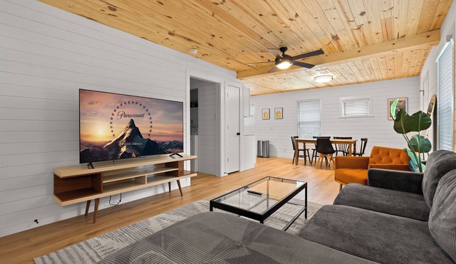 Beautiful Downtown Home! Perfect for Long Stays!