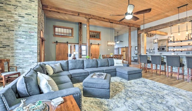 Beautiful Downtown Home - 2 Blks from Lake