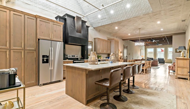 Beautiful Downtown Paris with great amenities and spacious living experience.