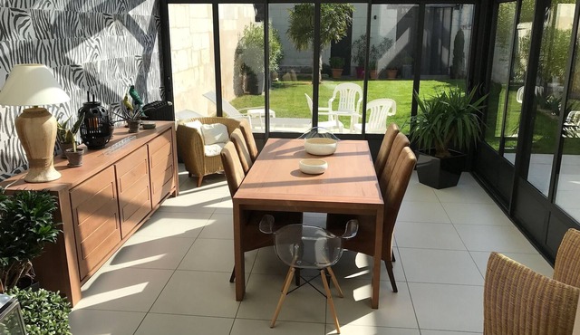 BEAUTIFUL DOWNTOWN SAUMUROISE HOUSE with GARDEN 10 to 12p