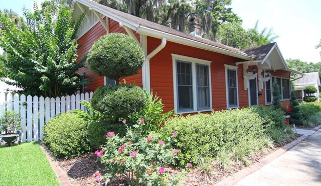 Beautiful Downtown 2 BR Home w/Yard
