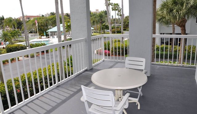 Beautiful Eagle Cay condo