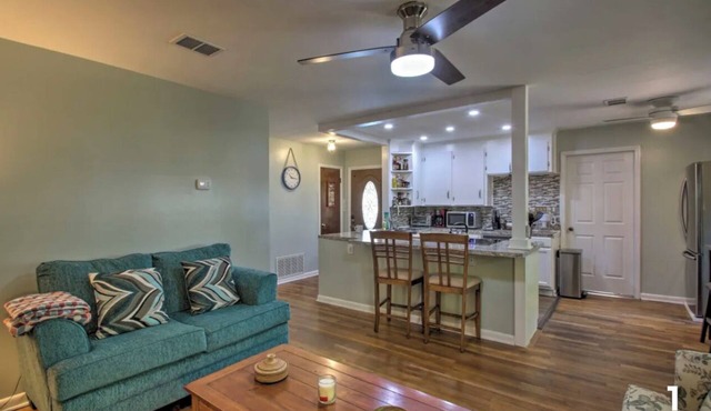 Beautiful East Hill 3bdr 2bath , PET FRIENDLY, 5 min to Pensacola beach
