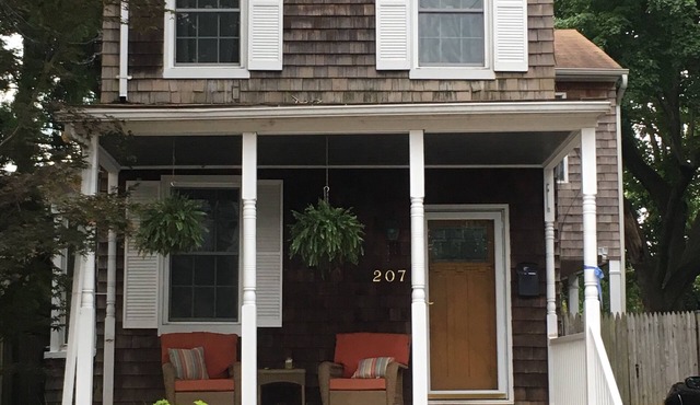 Beautiful Eastport Home walking distance to downtown and USNA. Includes parking